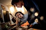 Lydhørhed. »Jeg ville ønske, jeg levede af at  optage musik rundt om i  verden«, siger  Kristian Leth,  der hentede en del af lyden til Baron  Criminel i Haitis jungle. Her følger han musiker Bo Randes leg med lydeffekter. Foto: Joachim Adrian 
