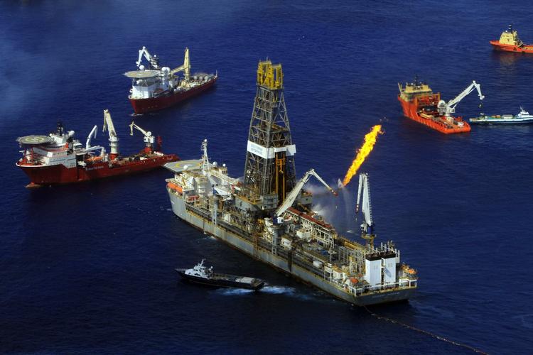 Katastrofekamp. Boreskibet Discoverer Enterprise samler olie op fra udslippet og brænder det overskydende gas af i en vældig stikflamme. 