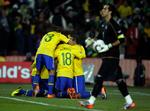 ÆRGERLIG. Chiles målmand Claudio Bravo måtte hente bolden ud af nettet tre gange i kampen mod Brasilien. 