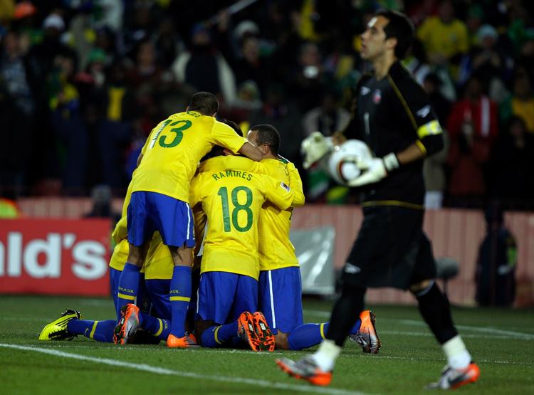 ÆRGERLIG. Chiles målmand Claudio Bravo måtte hente bolden ud af nettet tre gange i kampen mod Brasilien. 