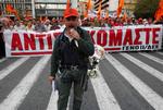 Protest. Der er demonstrationer i Athen op til dagens strejke. På billedet holder demonstranter et banner med budskabet  "Vi er imod". 