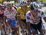 Carlos Sastre giver den gule trøje læ under gårsdagens etape. Bagved ses manden i den prikkede bjergtrøje, østrigeren Bernhard Kohl, der også ligger på en samlet andenplads. 