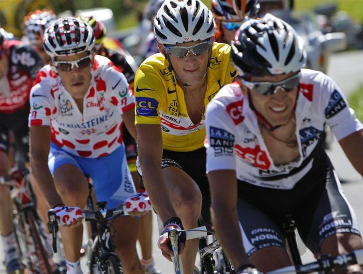 Carlos Sastre giver den gule trøje læ under gårsdagens etape. Bagved ses manden i den prikkede bjergtrøje, østrigeren Bernhard Kohl, der også ligger på en samlet andenplads. 