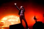 Joakim 'Jocke' Berg overgår igen sig selv som tekstforfatter. Her kaster han nogle af sine mange ord ud over publikum til en koncert i KB Hallen. Arkivfoto: Miriam Dalsgaard. 