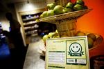 Butikker med en Elite-smiley vil fremover få færre rutinebesøg. I stedet vil fødevarekontrollen gå mere målrettet efter de brodne kar. 
