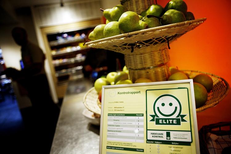 Butikker med en Elite-smiley vil fremover få færre rutinebesøg. I stedet vil fødevarekontrollen gå mere målrettet efter de brodne kar. 