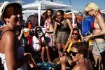 Der er allerede godt gang i festerne i Roskilde, hvor mere end 50.000 festivalgæster er mødt op for at varme op i fællesskab forud for koncerterne, der begynder torsdag. 