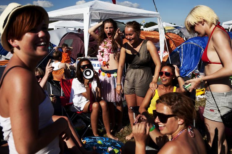 Der er allerede godt gang i festerne i Roskilde, hvor mere end 50.000 festivalgæster er mødt op for at varme op i fællesskab forud for koncerterne, der begynder torsdag. 