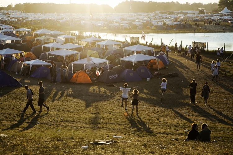 Roskilde-gæster er blevet truet med kniv til at udlevere mobiltelefoner og sprut. Også i campingområdet er røvere på rov. 
