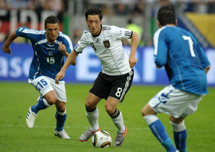 Tyrker? Offensivspilleren Mesut Özil spiller måske for det forkerte landshold. 