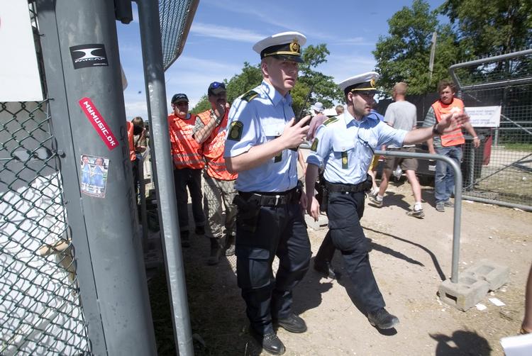 Politiet har anholdt flere polakker, som har forsøgte at trænge ulovligt ind på festivalområdet i Roskilde. 