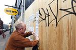 Støtte. Nørrebros beboere vil have Netto tilbage i Blågårdsgade - og det skriver de på den væg af spånplader, der lige nu dækker den lukkede butik. 
