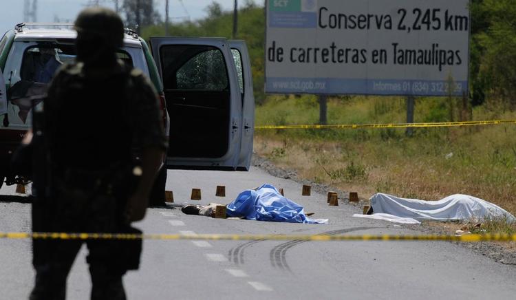 Politikermord. I går blev favoritkandidaten til guvernørposten i den mexikanske stat Tamaulipas myrdet af 16 hætteklædte lejemordere - formodentlig fra narkokartellerne. Guvernørvalget på søndag gennemføres. 