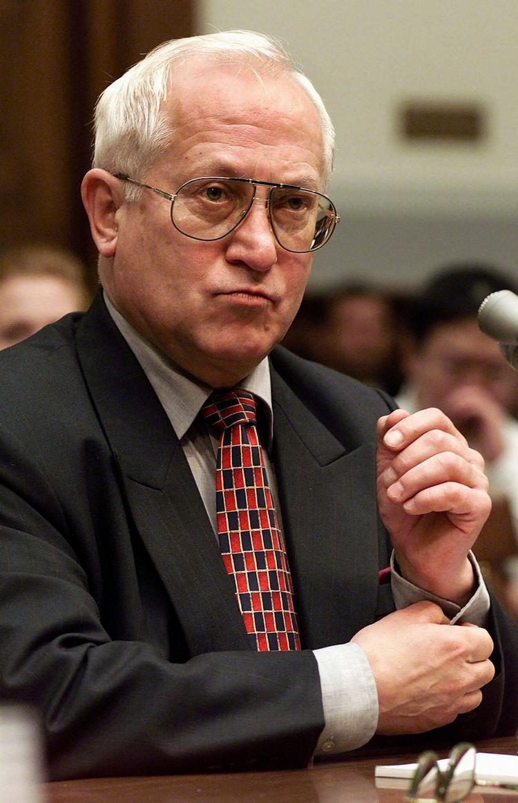 Spion Den 71-årige Oleg Gordievskij var leder af KGB's missioner i London under Den Kolde Krig. Han vurderer, at der befinder sig omkring 50 spion-ægtepar i USA. 