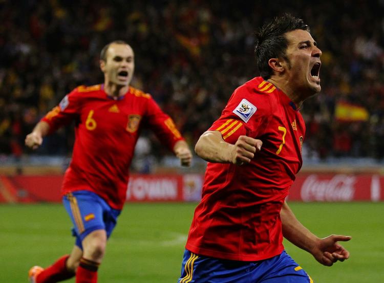 Videre. Med sin fjerde scoring ved dette VM sendte Dvid Villa Spanien i kvartfinalen. 