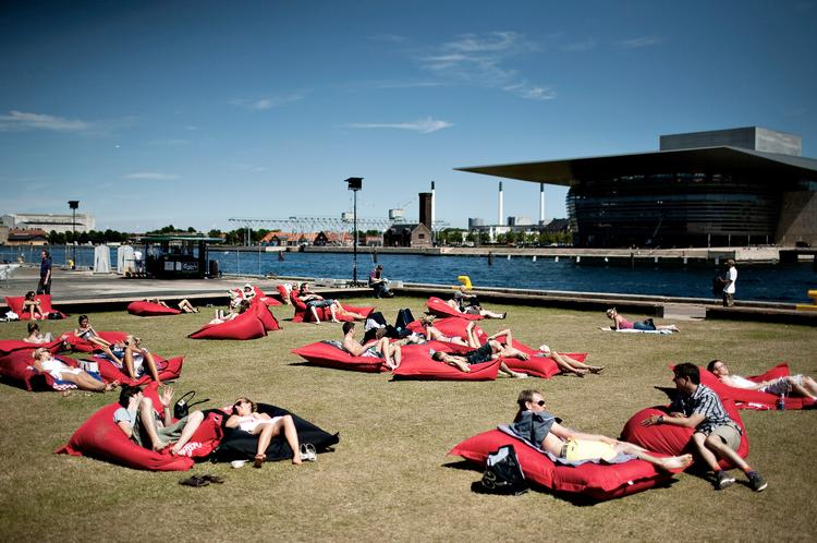 Skuespilhuset har taget initiativ til Ofelia Beach, hvor man både kan opleve fodbold, opera og tango. Men en madoplevelse får man under ingen omstændigheder. 