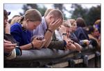Ved en mindegudstjeneste dagen efter dødsulykken på Orange scene i 2000 var festivaldeltagere i chok efter tragedien ved Pearl Jam-koncerten. 