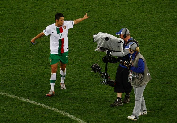 VM-exit. Christiano Ronaldo og Portugal er ude af VM. Og det passer ikke herren særlig godt. Her skælder han ud på en kameramand. 