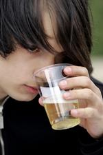 Nytteløst. Afgiftstigningen på alkoholsodavand skal afskrække unge fra at købe drikkene. Men prisstigningen er så minimal, at det er uden effekt, skriver Anette Claudi. 