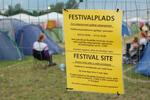 Det koster 3500 kroner at trænge ind på Roskilde Festival uden armbånd fortæller de skilte, som hænger på hegnet ind til campingomårdet. Men den advarsel har flere mennesker trodset. 