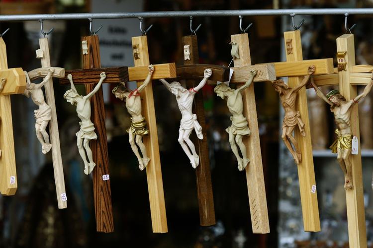 kors. Den Europæiske Menneskerettighedsdomstol skal igen tage stilling til, om krucifiks og kors må hænge på væggene i italienske skoler. 