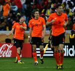 VRISSEN. Robin van Persie (midten) var ikke tilfreds med at blive skiftet i Hollands kamp mod Slovakiet. 