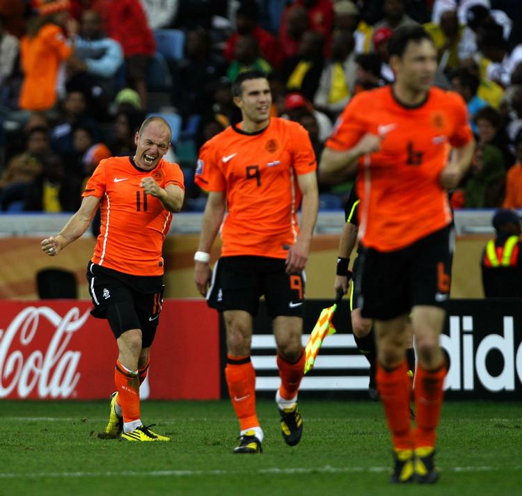 VRISSEN. Robin van Persie (midten) var ikke tilfreds med at blive skiftet i Hollands kamp mod Slovakiet. 