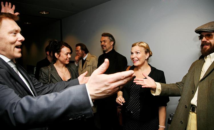 Sejrherrer. Jon Gnarr Kristinsson (tv.) var trukket i jakkesæt, da han 15. juni fejrede indsættelsen som Reykjaviks borgmester sammen med sin partifælle og gamle ven Óttar Proppé (th.). 