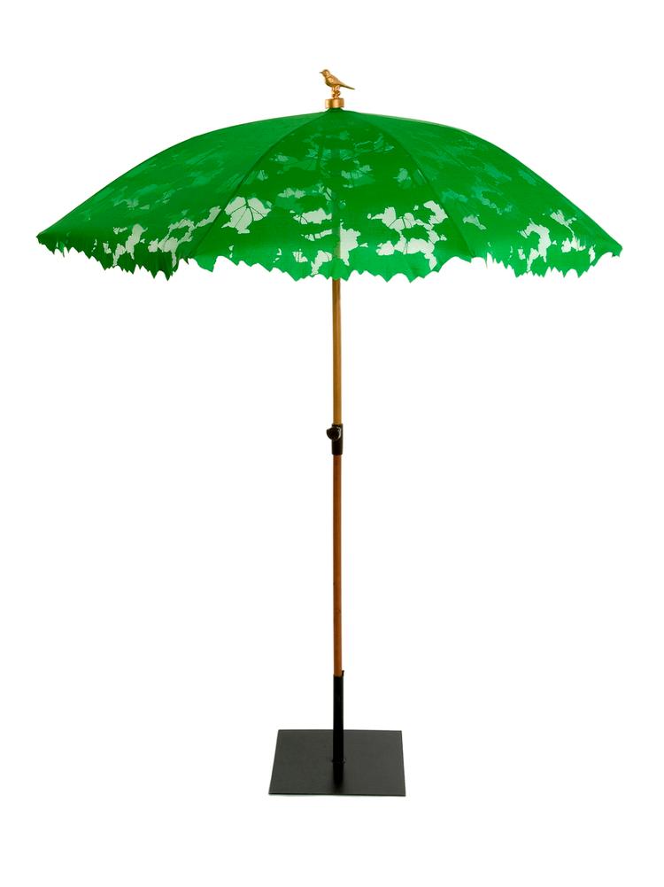 SKYGGEFULD. Parasollen måler 210 cm i diameter og er fremstillet i kirsebærtræ, polyester og resin. Modellen fås også med hvid skærm og aluminiumsskaft, samt med en større diameter. Foto: PR. 