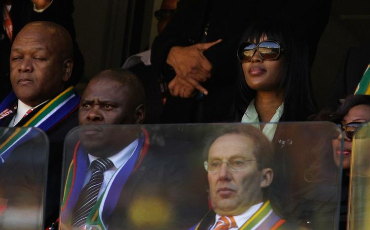 Naomi Campbell ses her ved til åbningskampen ved VM i fodbold mellem værtslandet Sydafrika og Mexico den 11. juni. 