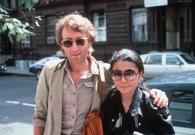Jubilæumsår. John Lennon ses her med sin kone Yoko Ono. I år ville Lennon være fyldt 70, hvis han ikke var blevet dræbt af en sindsforvirret fan i 1980. Arkivfoto 