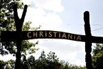 FRISTAD. Slots- og Ejendomsstyrelsen vil have christianitterne til at standse ulovlige udvidelser af huse på området. 