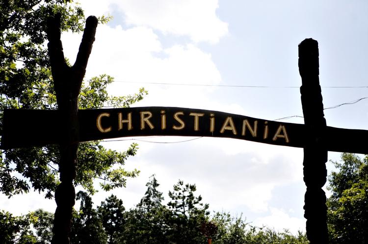 FRISTAD. Slots- og Ejendomsstyrelsen vil have christianitterne til at standse ulovlige udvidelser af huse på området. 