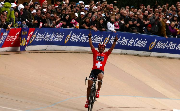 sejrherre. Team Saxo Banks Fabian Cancellara vinder her Paris-Roubaix - en af sine fem sejre hidtil i sæsonen. Han er topscorer på det stort vindende danske hold. 