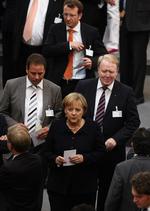 Afstemning. Angela Merkel kaster sin stemme i anden runde af præsidentvalget. 