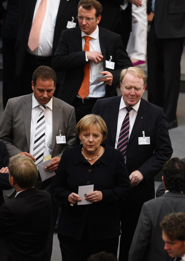 Afstemning. Angela Merkel kaster sin stemme i anden runde af præsidentvalget. 
