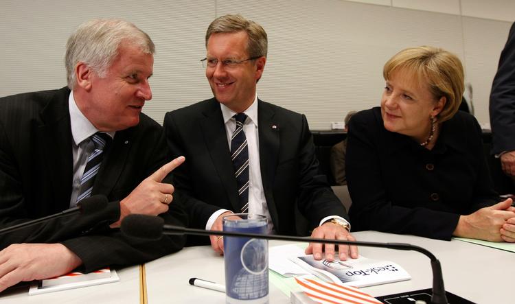 Sejr. Efter tre valgrunder kan kristendemokraten Christian Wulff (i midten) - endelig - kalde sig for Tysklands Forbundspræsident. 