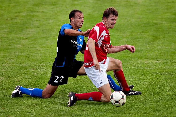 nedtur. Silkeborgs nu pensionerede Steven Lustü - her i kamp med HB Køges Fabinho - spillede fire sæsoner i den konkursramte norske klub FK Lyn. 