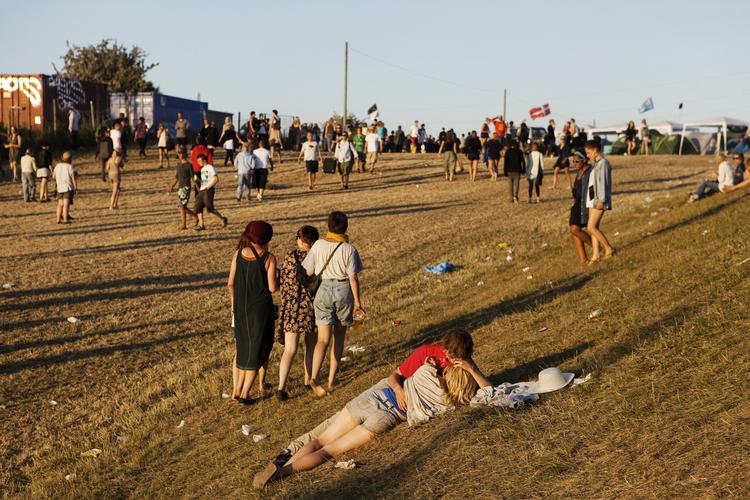OVERFALD. TO kvinder er blevet overfaldet på Roskilde Festivalens campingområde, mens de sad og tissede. 
