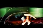 Helt alene sidder han og får sig en smøg i bilen. Ingen andre end han selv ved, hvad der foregår i hans hoved. Casey Afflecks portræt af psykopaten Lou Ford er isnende, og filmen emmer  af 50’er-atmosfære. Foto: UIP 