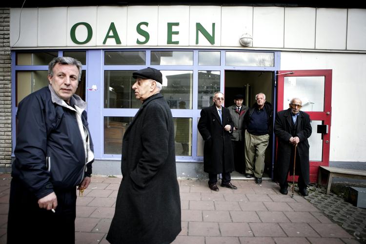Forsamlingshuset. Café Oasen i Södertälje er kendt som et sted, hvor især folk af syrisk og irakisk  afstamning mødes for at spille kort og drikke te. Og så har stedet nu to gange inden for et halvt år været centrum for drab. Arkivfoto fra 2007 - personerne på fotoet har ikke noget med den aktuelle sag at gøre. 