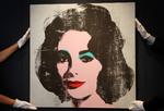 Sølv-Liz. Andy Warhols portræt af Elizabeth Taylor fra 1963 holdes forsigtigt frem. 