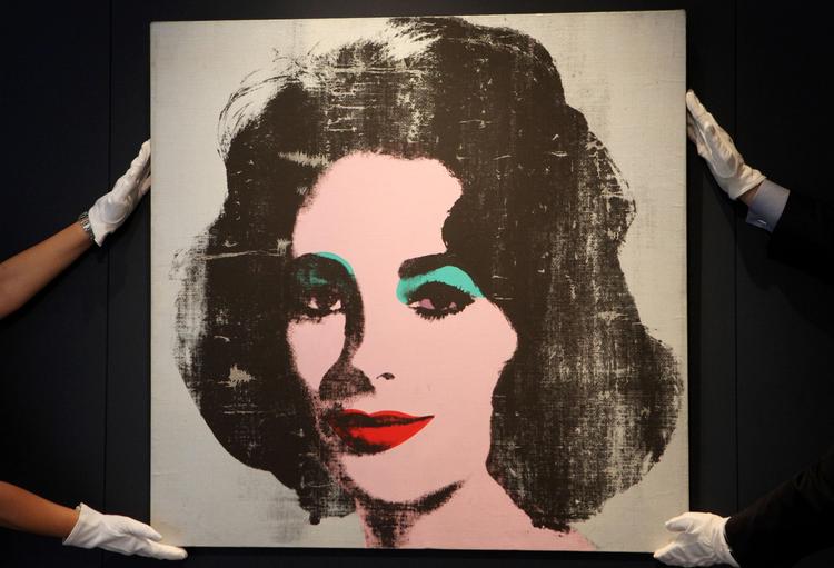 Sølv-Liz. Andy Warhols portræt af Elizabeth Taylor fra 1963 holdes forsigtigt frem. 