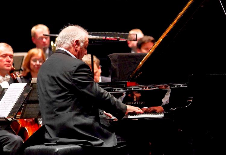 Daniel Barenboim spiller så  meget, at der dårligt er tid til at øve.  Resultatet tirsdag aften blev en blanding af rørende poesi og stedvist urent spil.  Foto: Jakob Lerche 