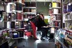 Biblo. Her er vi om bord på Lyngby-Taarbæks biblioteksbus på besøg i Virum nord for København. 
