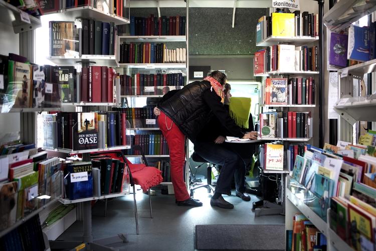 Biblo. Her er vi om bord på Lyngby-Taarbæks biblioteksbus på besøg i Virum nord for København. 