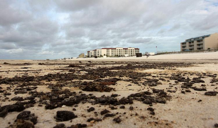Olieklumper. Orkanen Alex har skubbet store kugler af olie og tjære ind over strande i delstaterne Alabama, Louisiana, Florida og Mississippi. Her er det Orange Beach i Alabama. 