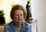 Thatcher. 84-årige Margaret Thatcher var forleden på besøg i Downing Street for at hilse på den konservative premierminister David Cameron. Thatcher vinkede til journalisterne ved ankomsten til Downing Street, men reagerede ikke på tilråbene om, hvorvidt hun var »glad for at være tilbage«. 