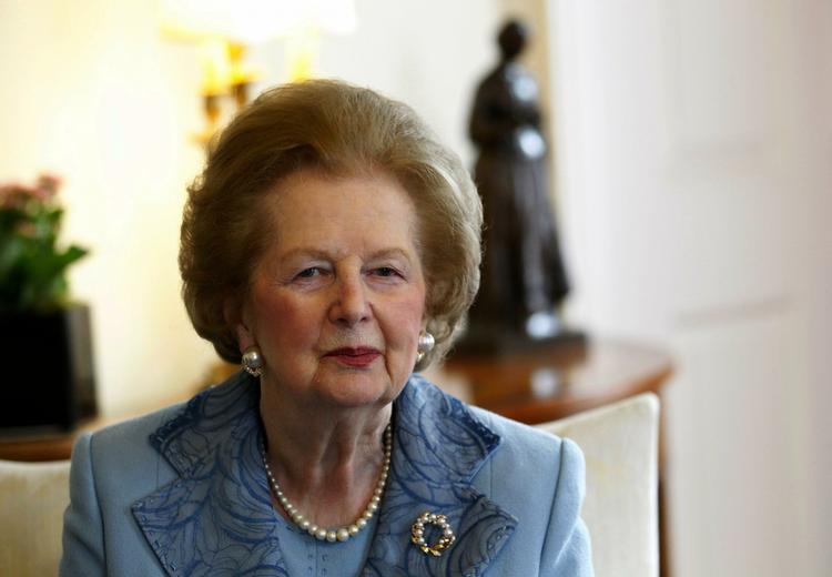 Thatcher. 84-årige Margaret Thatcher var forleden på besøg i Downing Street for at hilse på den konservative premierminister David Cameron. Thatcher vinkede til journalisterne ved ankomsten til Downing Street, men reagerede ikke på tilråbene om, hvorvidt hun var »glad for at være tilbage«. 