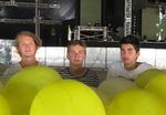 Ballonfest Rasmus Litteauer (længst til venstre) spiller trommer, når den unge duo Electrojuice - Jakob Litteauer og Mads Kolding - giver koncert på Roskilde Festival torsdag kl. 17.30. 